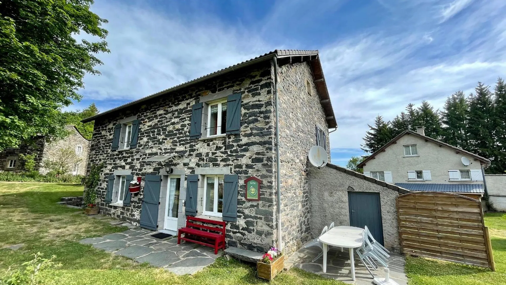 Holiday home Maison De Charme En Pierres Avec Jardin, Cheminees Et Jeux Pour Enfants, Proche Foret Du Meygal - Fr-1-582-245 Araules